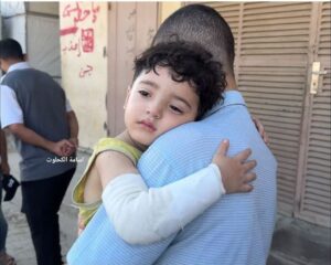 طفلٌ نجا وحده من بين الركام.. سامي أبو قاسم شاهدٌ صغير على فاجعة أبادت أسرته في دير البلح