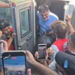 وصول 12 أسيرًا محررًا إلى مستشفى شهداء الأقصى برفقة اللجنة الدولية للصليب الأحمر، وهم: